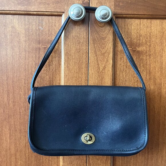 VINTAGE 80s Black Coach Leather Shoulder Bag 🖤 - Picture 1 of 3